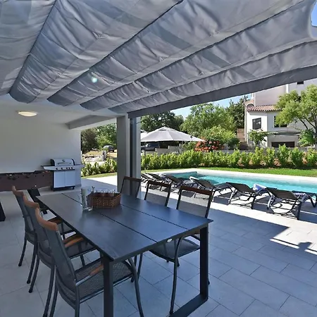 Mit Privatpool Fuer 6 Personen Ca 200 Qm In Vintijan, Istrien Istrische Riviera Hébergement de vacances Pula